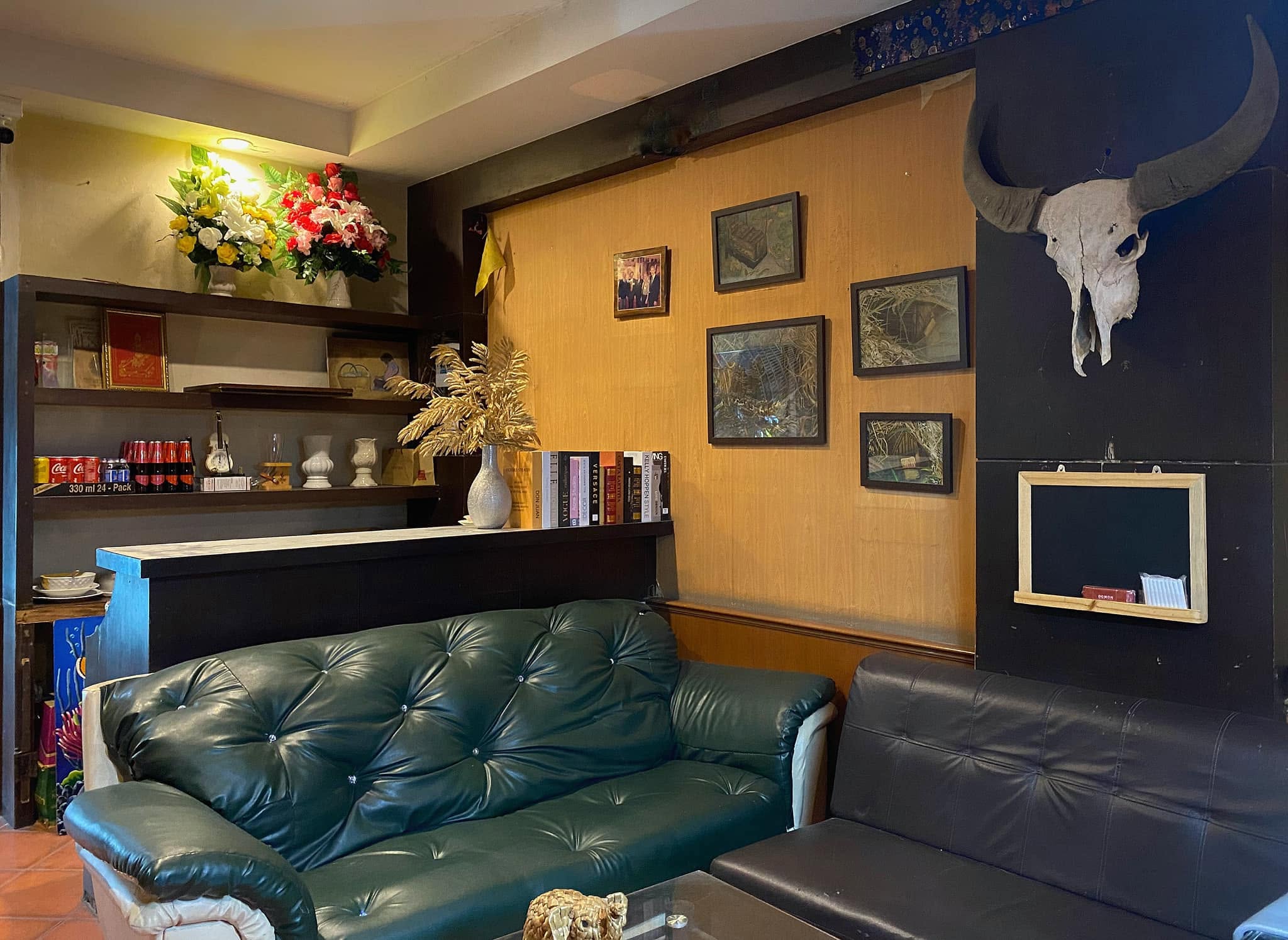 QUEENS THRONE BAR & GALLERY